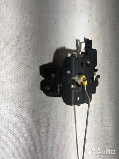 Замок багажника задний Mazda 3 BK