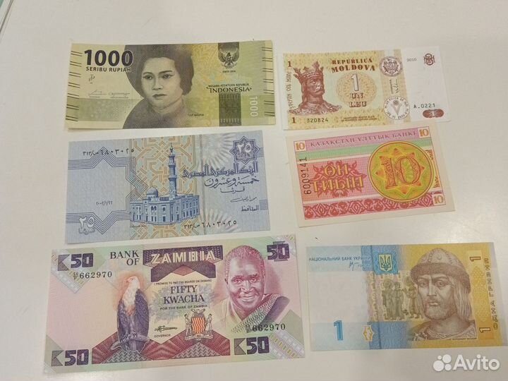 Набор разных банкнот