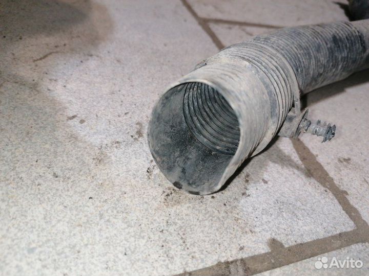 Патрубок стеклоочистителя передний правый Dodge