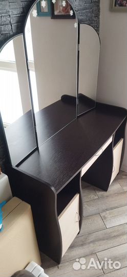 Туалетный столик с зеркалом