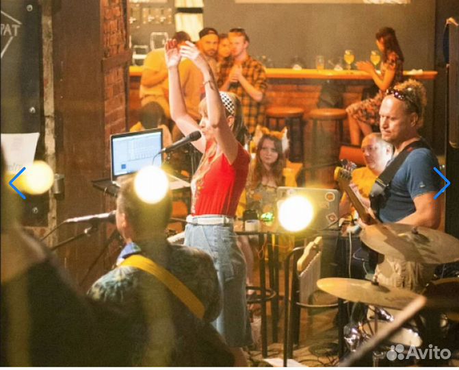 Бар при отеле со сценой