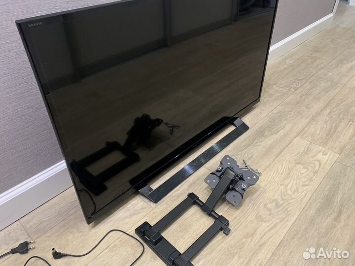 Телевизор (Кронштейн в комплекте )