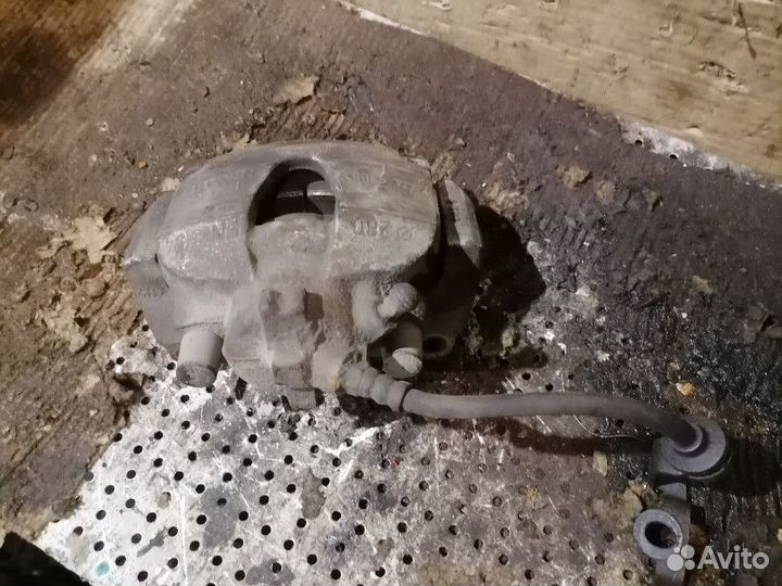 Суппорт тормозной передний правый Renault Megane