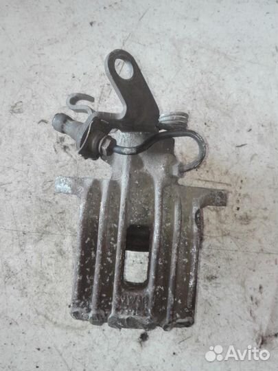 Суппорт задний правый Volkswagen Golf