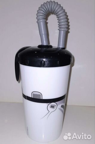 Новый пластиковый стакан с трубочкой