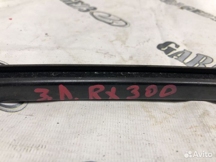 Направляющая стекла двери Lexus Rx300 MCU15 1MZ-FE