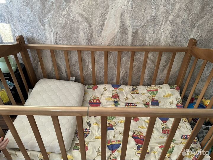 Детская кроватка с маятником