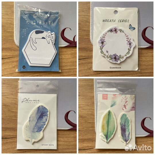 Коробка с цветными стикерами