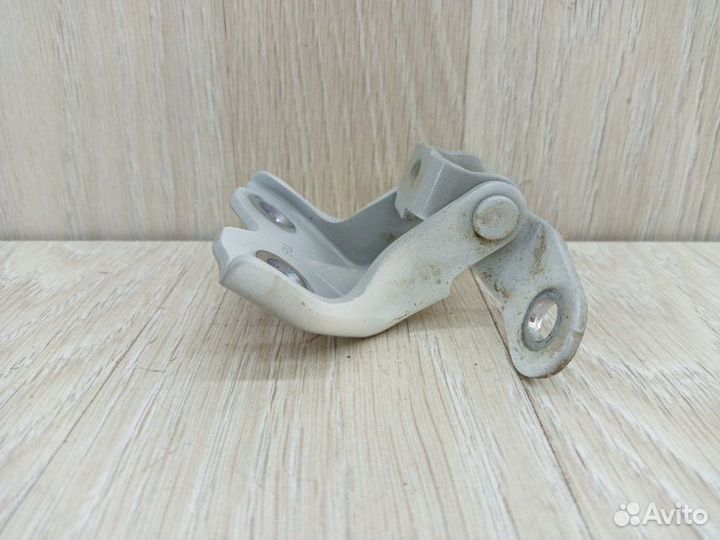 Петля двери передняя левая Hyundai Solaris 2