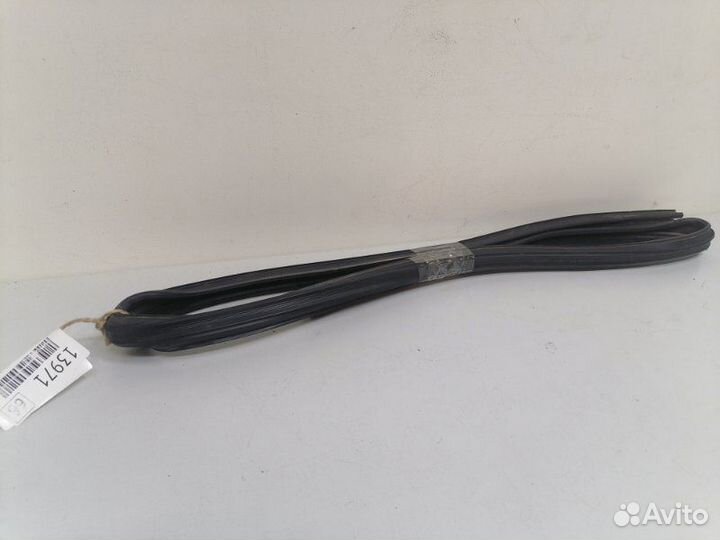 Уплотнитель стекла двери задний правый Mercedes