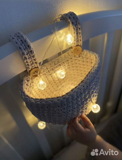 Вязаный органайзер на кроватку