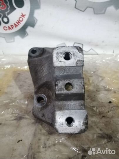 Кронштейн двигателя левый Skoda Octavia A4, BCA