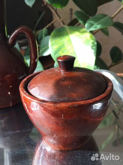 Глиняный кувшин, чашки. блюдца, сахарница, молочни