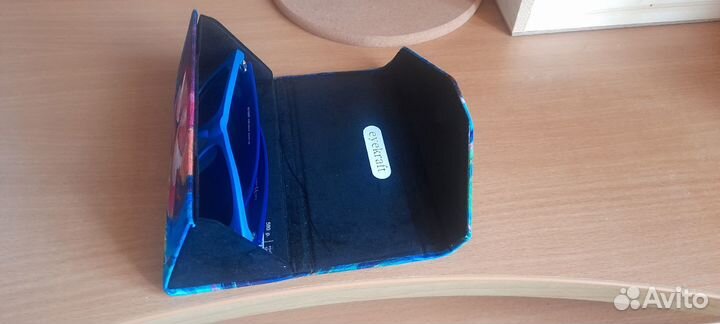 Фирменный чехол для солнечных очков