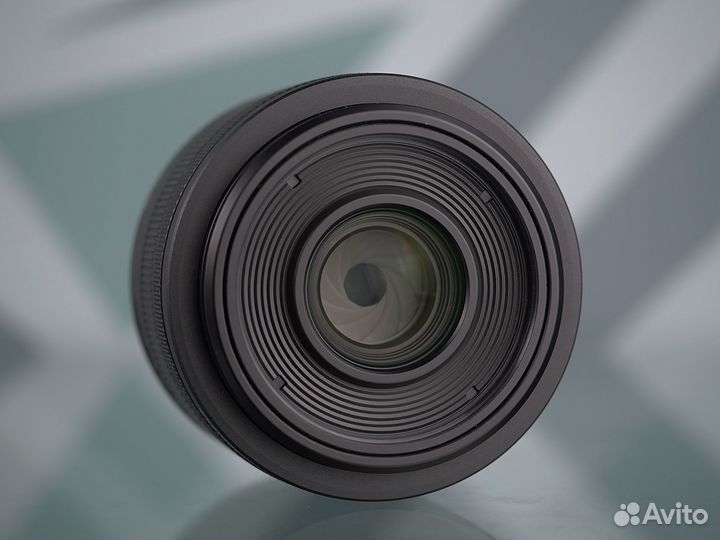 Canon RF 35mm f/1.8 Macro IS STM