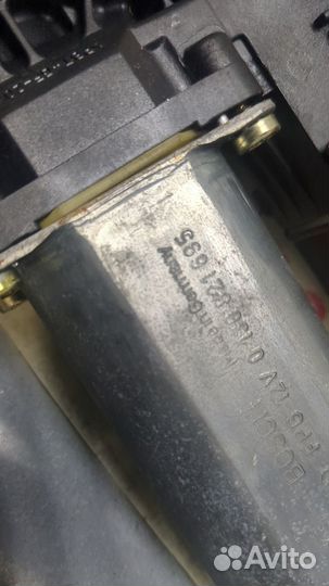 Стеклоподъемник электрический левый передний Volkswagen Passat 5, 1998