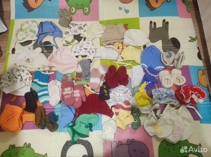 Детские шапочки, носочки, чепчики