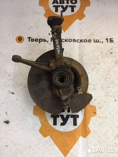 Левый поворотный кулак Нива в сборе