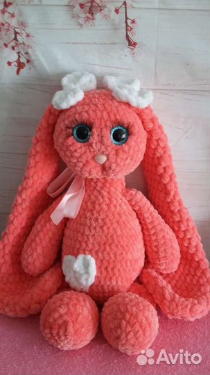 Большой плюшевый заяц