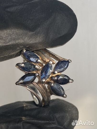 Серебряное кольцо с сапфирами