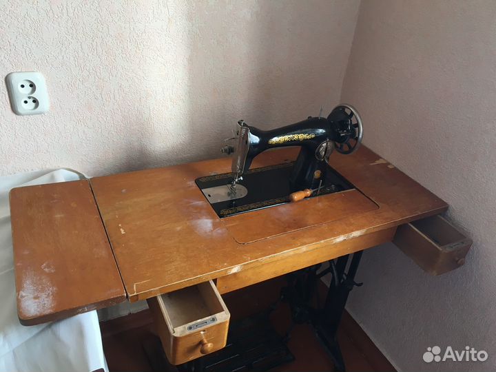 Швейная машинка ножная - времен СССР