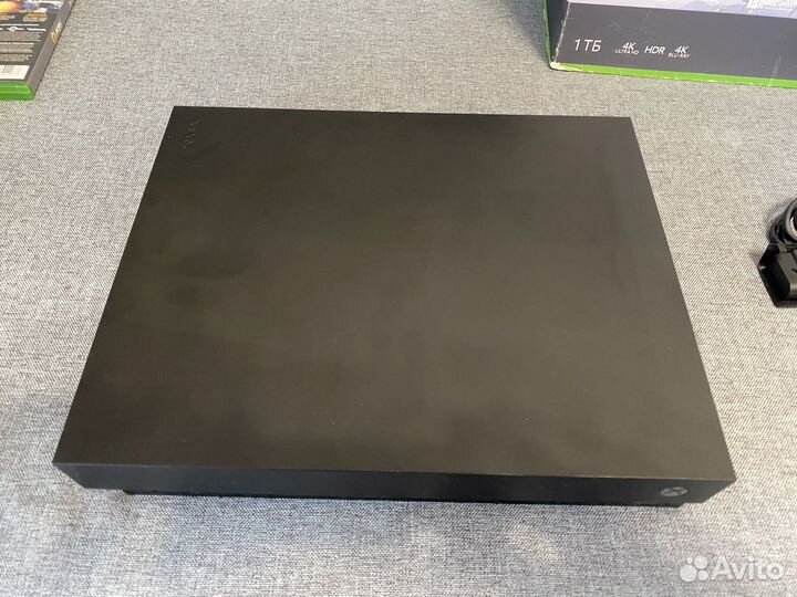 Xbox One X 1 тб + игра + геймпад + подставка