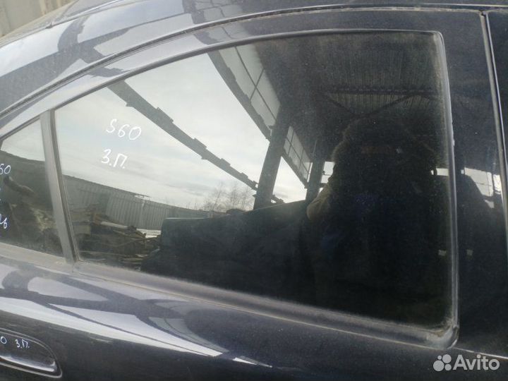 Стекло двери заднее правое Volvo S 60 2.4 2004