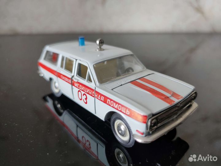 Модель автомобиля 1:43 СССР газ 2402 мед