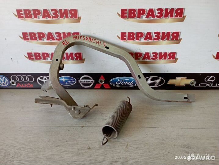 Петля крышки багажника задняя левая Mitsubishi
