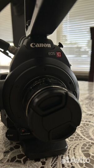 Видеокамера canon EOS C100 в коробочный комплект