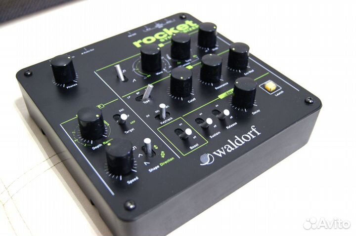 Синтезатор Waldorf Rocket