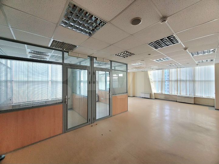 Видовой офис в БЦ, 445 м², кабинетная система