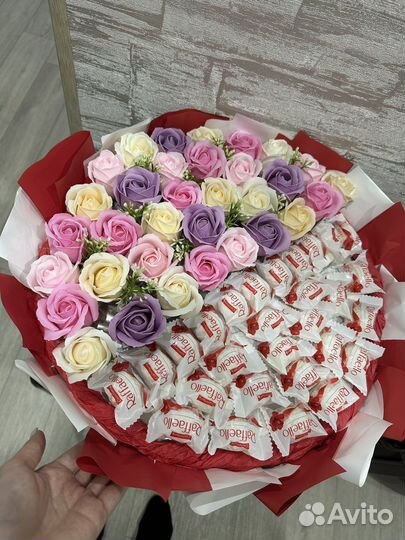 Букет из мыльных роз и рафаэлло