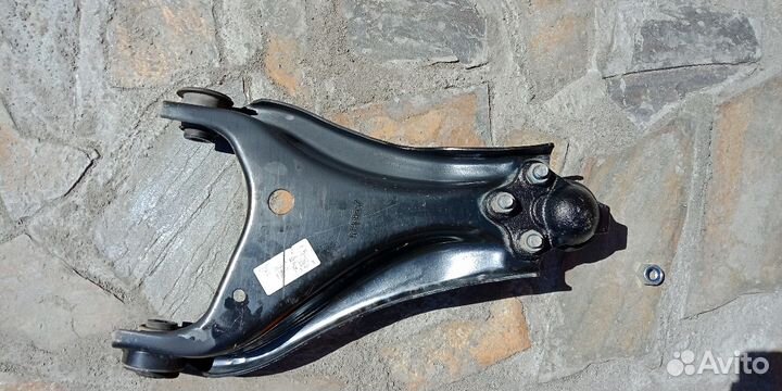 Передний нижний рычаг Рено Дастер