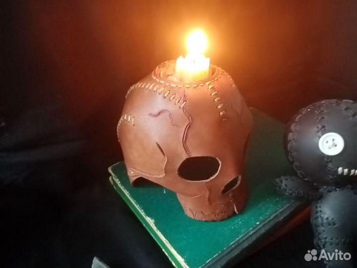 Подсвечник из кожи в виде черепа