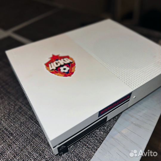 Xbox one s 1tb с двумя геймпадами