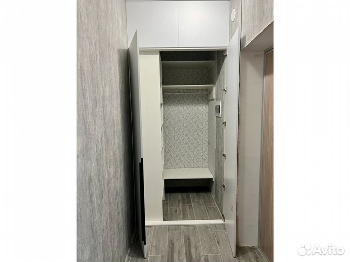 Узкий шкаф распашной