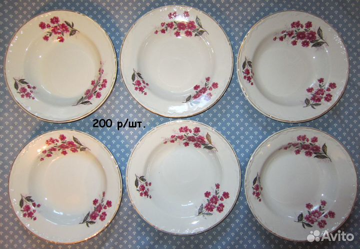 Тарелки глубокие и неглубокие, вилки, ложки, ножи