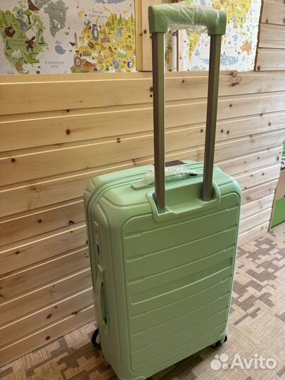 Чемодан красивого цвета ручная кладь