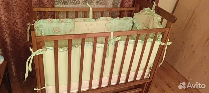 Детская кроватка с маятником