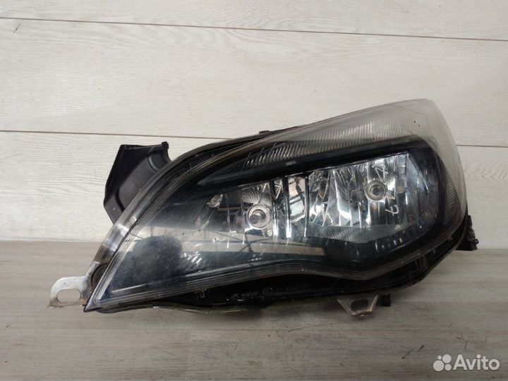 Фара левая Opel Astra J A16XER 2010