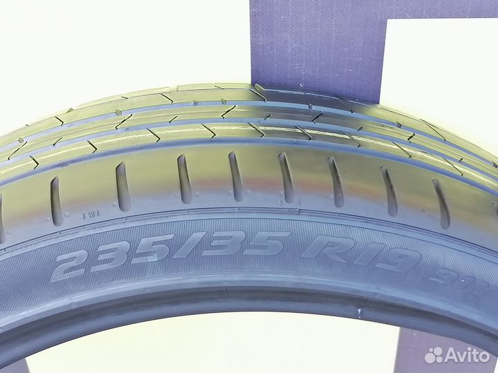 Pirelli P Zero PZ4 235/35 R19