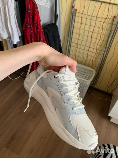 Кроссовки женские