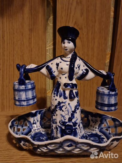 Статуэтка девушка с коромыслом на подставке