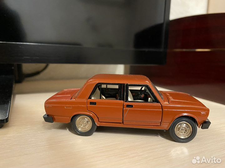 Модель автомобиля ваз 2105 СССР 1:43