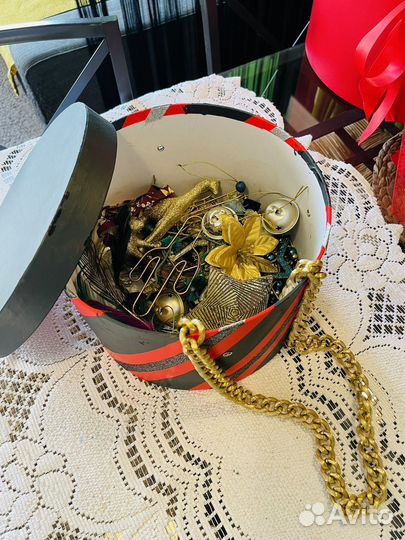 Роскошные ёлочные украшения в коробке