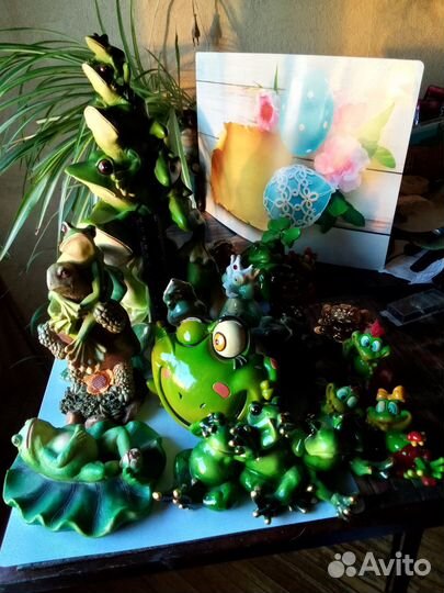 Статуэтки лягушек