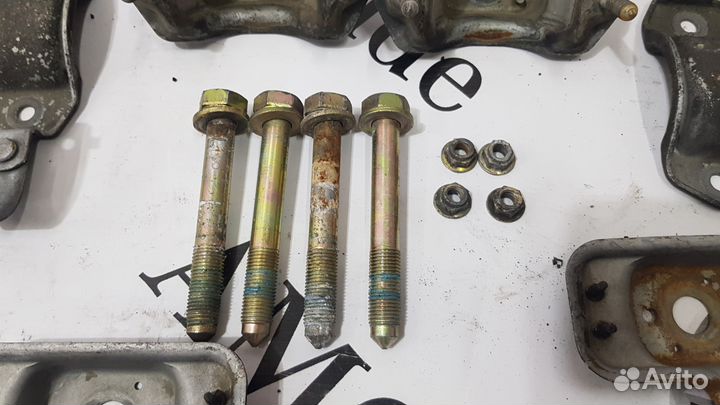 Крепеж переднего подрамника на Mercedes Benz W140