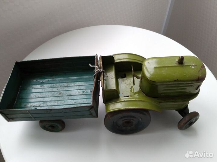 Зелёный трактор с тележкой СССР