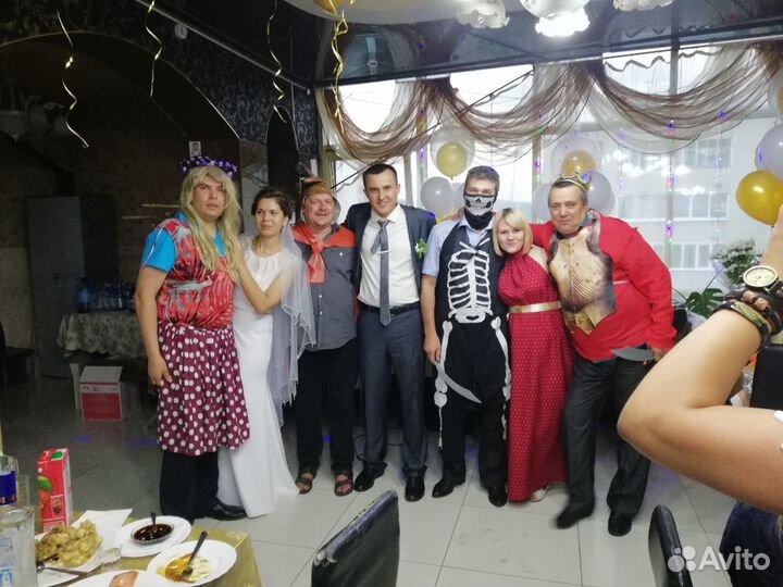 Ведущая и диджей